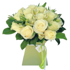 Rosas Brancas em Jarra Kraft
